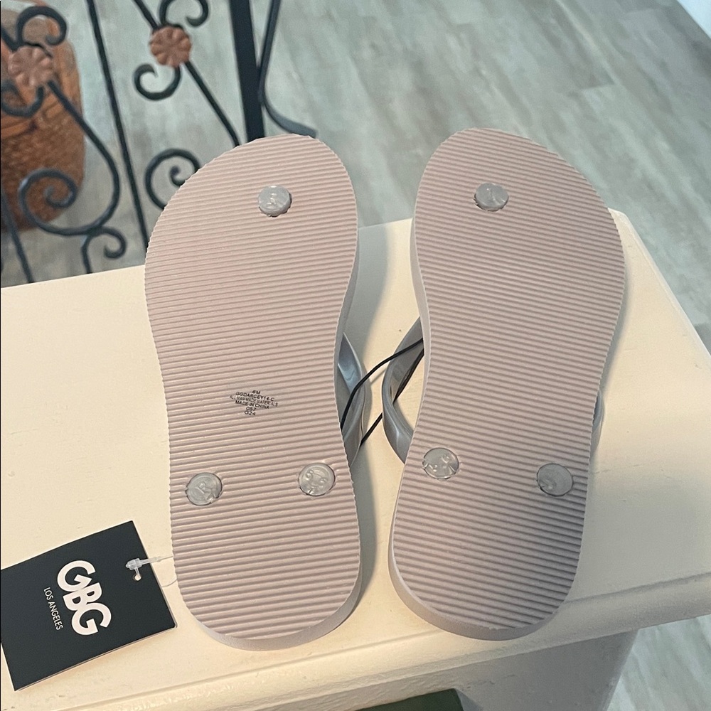 GBC Women's Elegant Rubber Gray Flip Flop Sandals - Picture 2 of 7